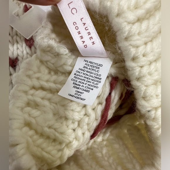 NWT lauren Conrad women’s knitted hat heart print pump beanie - Picture 2 of 3